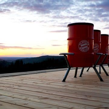 Ölfass Barhocker Design für einen Fußballfan