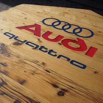 Kunstharz Einlassung in Ölfass Stehtisch