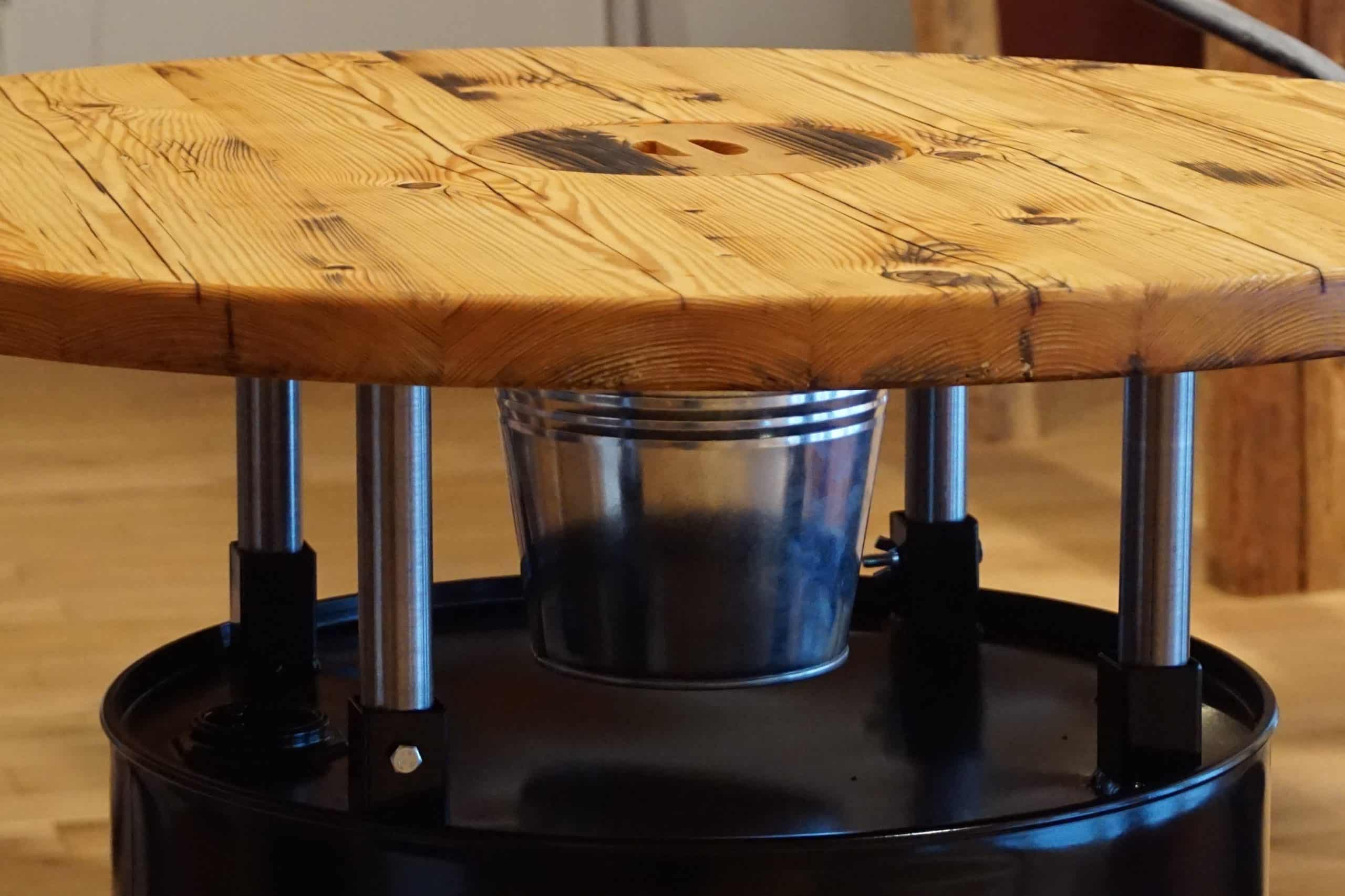 Befestigung der abnehmbaren Ölfass Stehtisch Platte