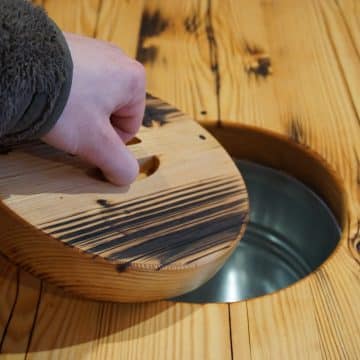 Ölfass Stehtisch mit herausnehmbarem Deckel und darunter befindlichem Mülleimer. Geeignet für Events und Kaffee Stände