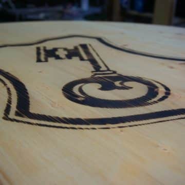 Einbrand Logo auf Ölfass Tischplatte