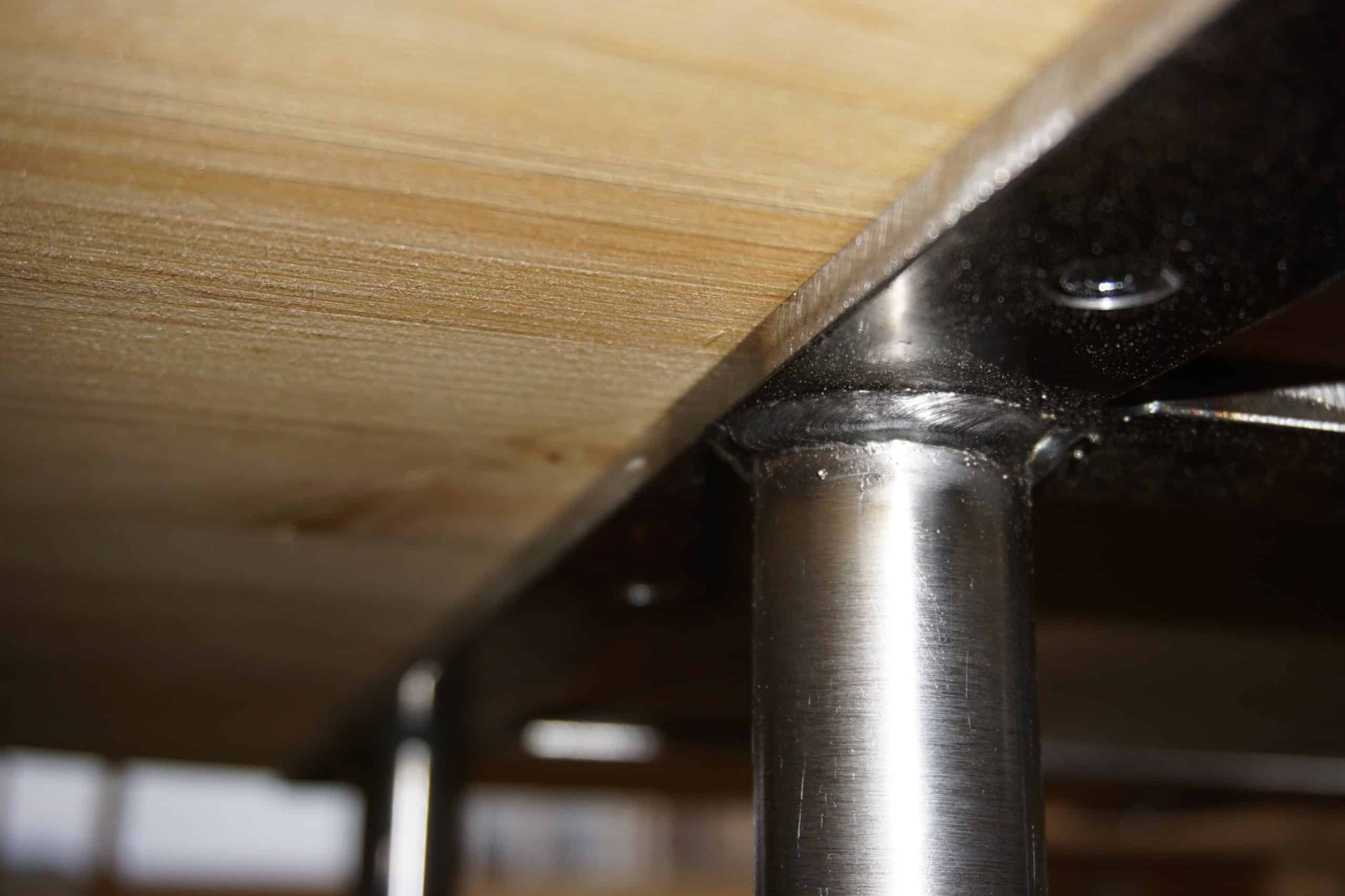 Stabiler Rahmen für die Platte des Ölfass Stehtischs