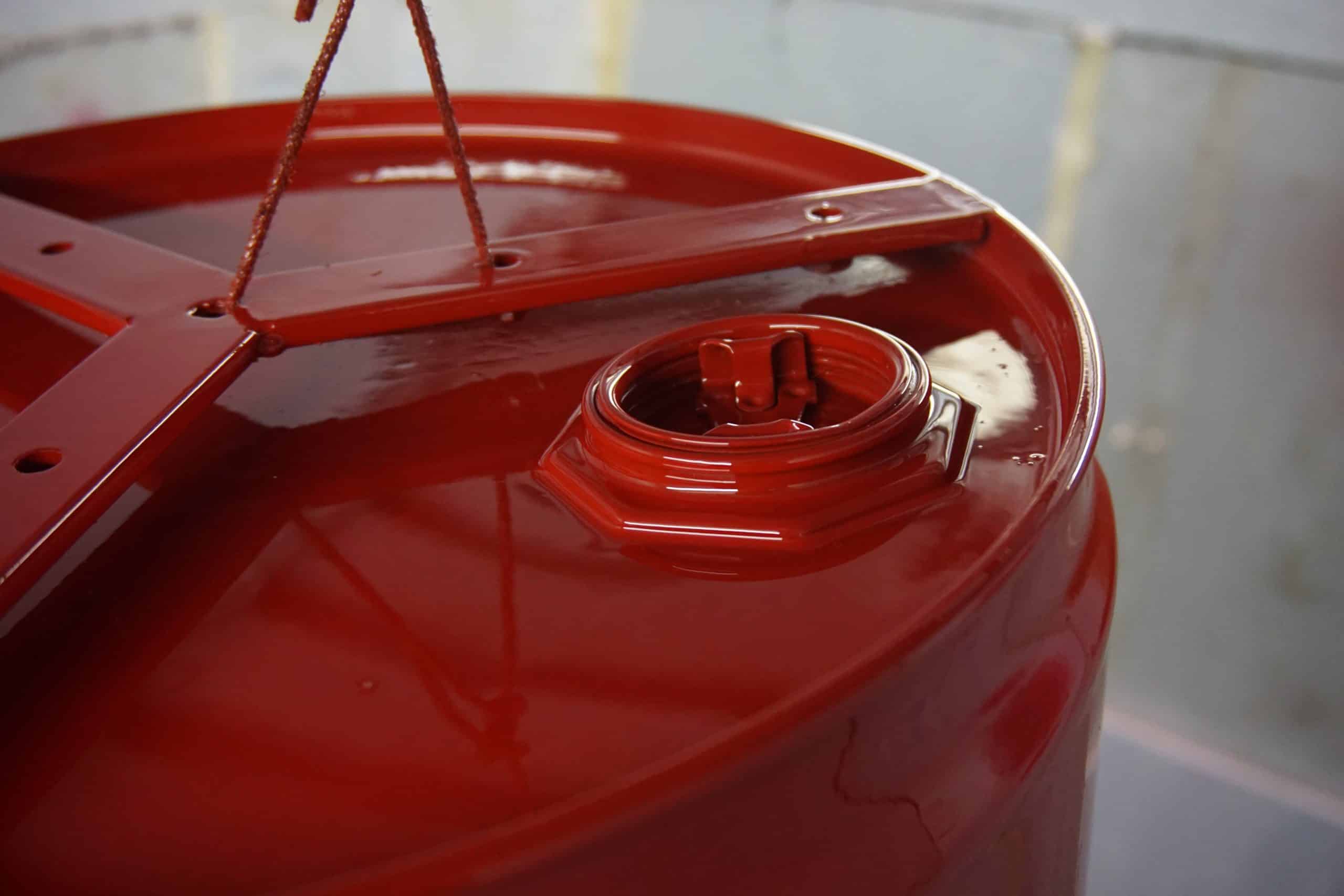 Ölfass in der Lackierkabine, Glanzlackierung